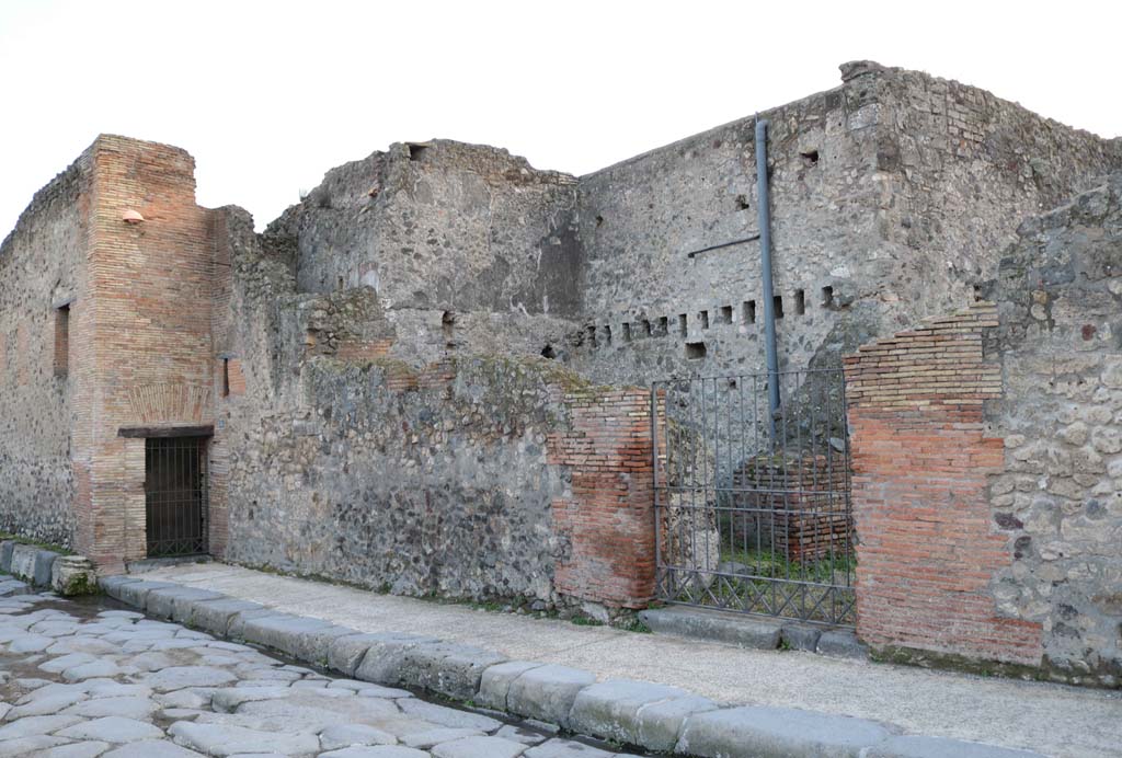 VII.1.16, Pompeii, in centre, and VII.1.15, on left. December 2018. Looking west from Via Stabiana. Photo courtesy of Aude Durand.

