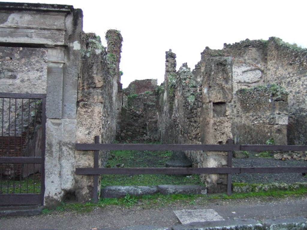 VII.1.18 pompeii. December 2005. Entrance on Via Stabiana, looking west.