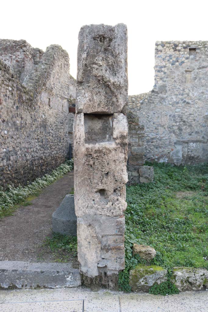 VII.1.18 Pompeii. December 2018. 
Pilaster on north side of entrance doorway, with VII.1.19, on right. Photo courtesy of Aude Durand.
