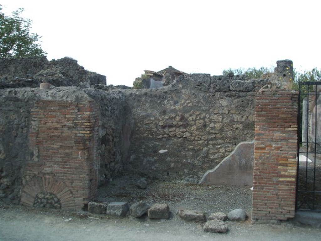 VII.1.24 Pompeii. May 2005. Entrance to small shop, or room of uncertain use.