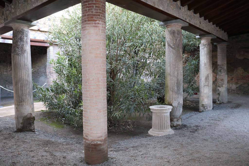 VII.1.25, Pompeii. December 2018. Looking north-west across peristyle 31, with Exedra 33, on left. Photo courtesy of Aude Durand.