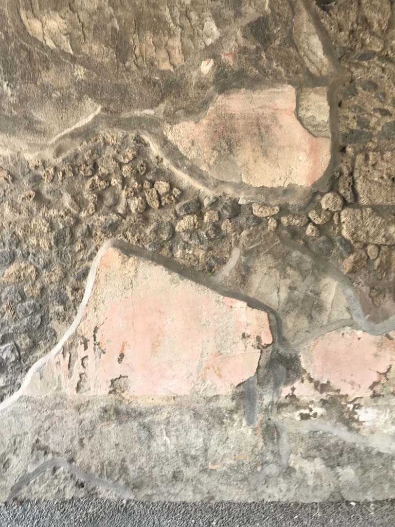 VII.1.25 Pompeii. April 2019. Peristyle 31, detail of east wall. Photo courtesy of Rick Bauer.