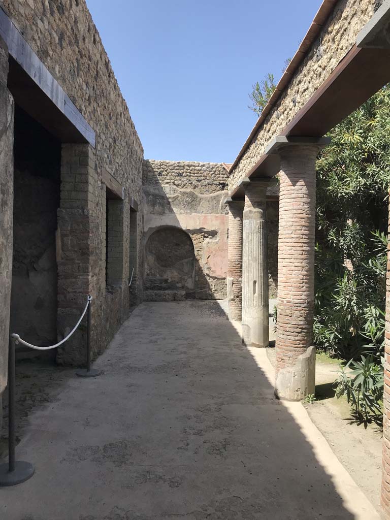 VII.1.47/25 Pompeii. April 2019. North-west corner of peristyle 31.
Looking north across west side of peristyle 31, from steps up from peristyle 19.
On the left is the open doorway to Exedra 33, followed by the window and doorway to Triclinium 32.
Photo courtesy of Rick Bauer.
