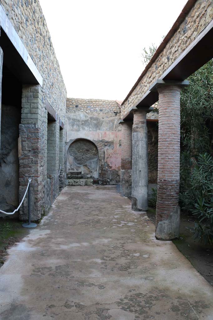 VII.1.25, Pompeii. December 2018. Looking north across west side of peristyle 31.
On the left is the open doorway to Exedra 33, followed by the window and doorway to Triclinium 32.
Photo courtesy of Aude Durand.
