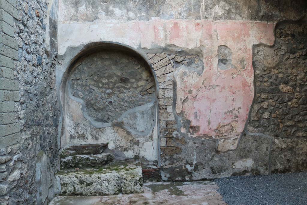 VII.1.25, Pompeii. December 2018. Peristyle 31, north-west corner with arched recess. Photo courtesy of Aude Durand.
