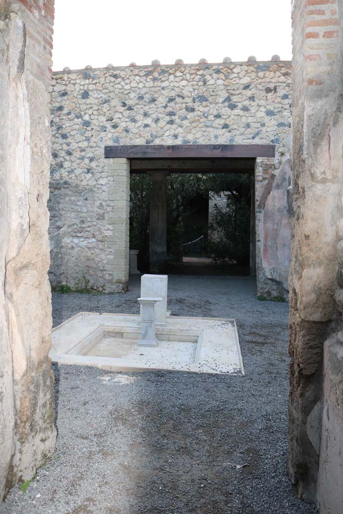 VII.1.25, Pompeii. December 2018. 
Entrance fauces 23. Looking west from entrance corridor towards atrium. Photo courtesy of Aude Durand.
