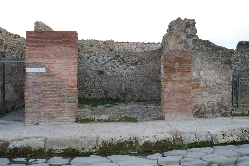 VII.1.26 Pompeii. December 2018. Looking west to entrance doorway on Via Stabiana. Photo courtesy of Aude Durand.