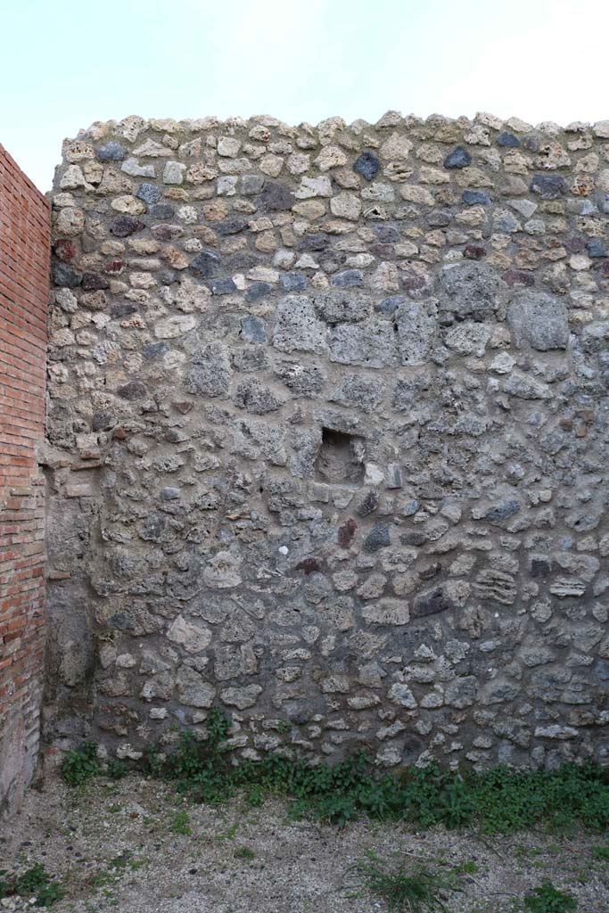 VII.1.26 Pompeii. December 2018. South wall with niche. Photo courtesy of Aude Durand.