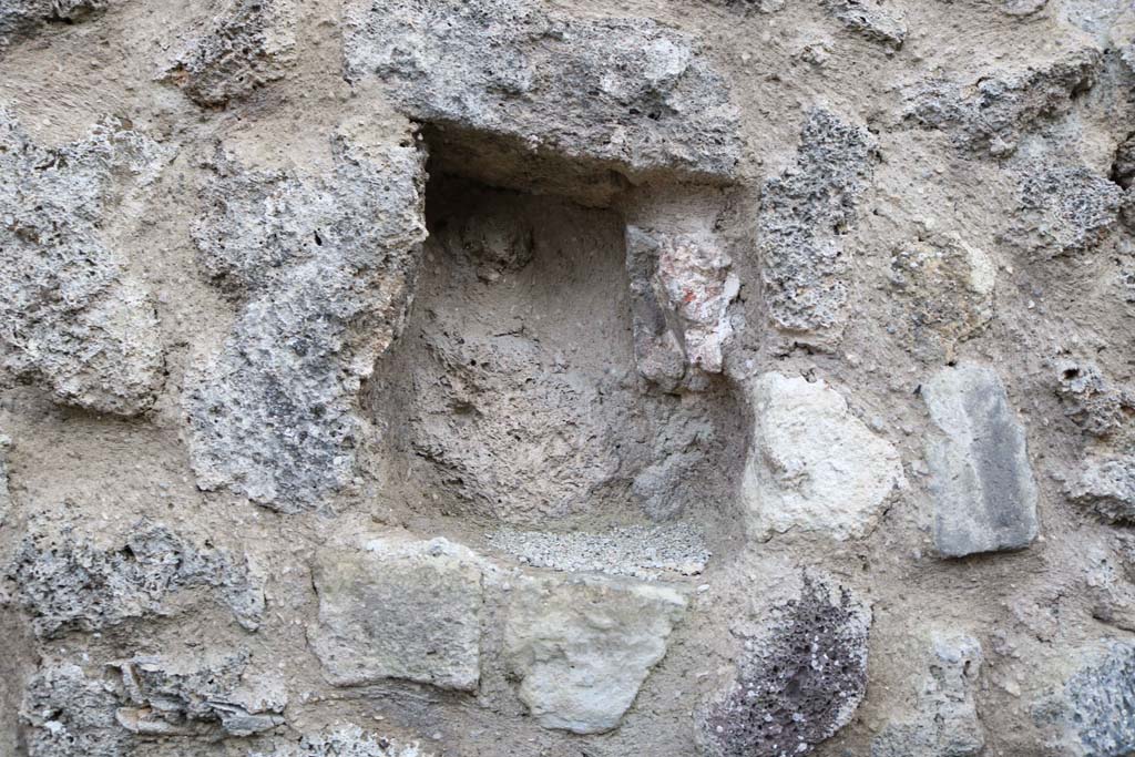 VII.1.26 Pompeii. December 2018. Niche in south wall of shop. Photo courtesy of Aude Durand.