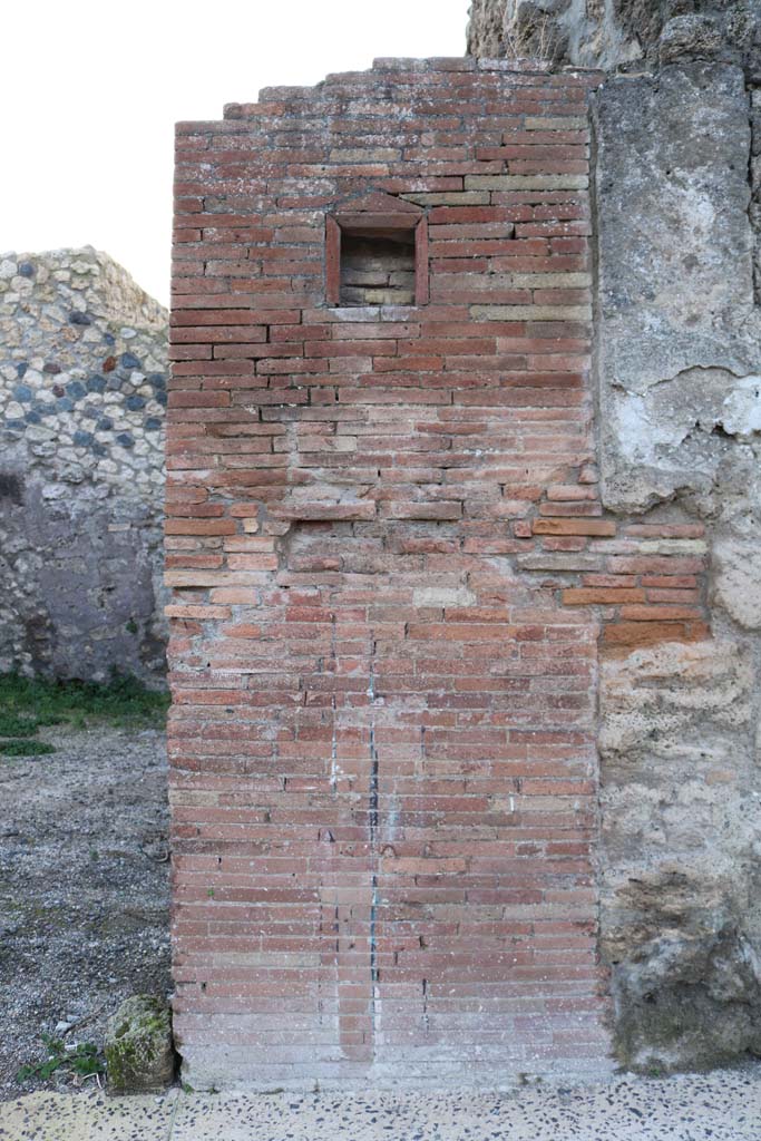 VII.1.26, Pompeii, December 2018. 
Pilaster on north side of doorway. Photo courtesy of Aude Durand.

