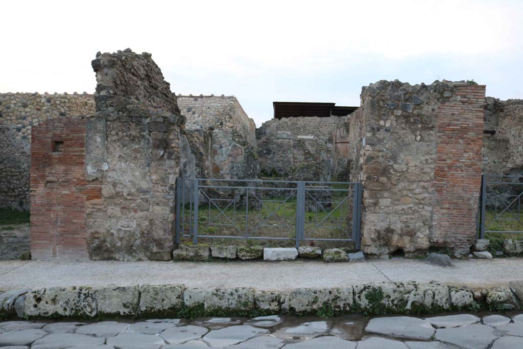 VII.1.27 Pompeii. December 2018. Looking west to entrance doorway from Via Stabiana. Photo courtesy of Aude Durand.