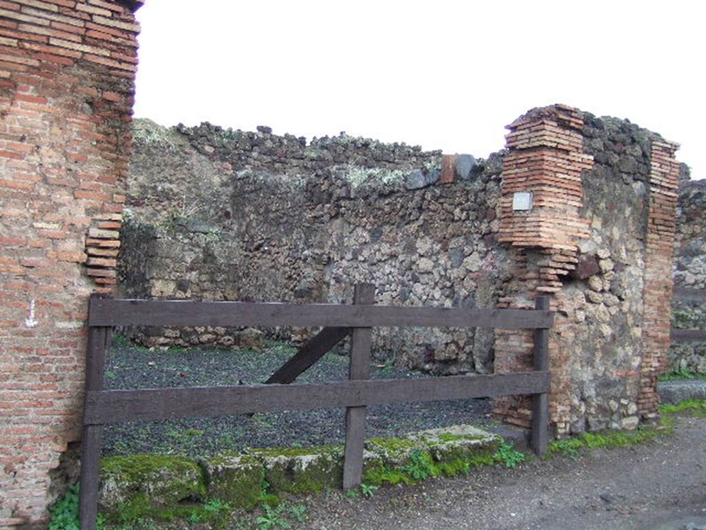 VII.1.31 Pompeii.  Repair Shop or Blacksmith.  December 2005.  Entrance.