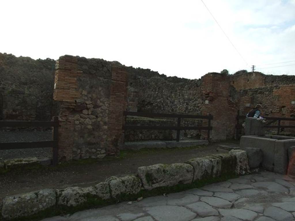 VII.1.32 Pompeii. December 2006. Entrance on Via Stabiana.
In June 1846, the following graffiti was found on the pilaster to the right of VII.1.32, behind the fountain, 

]um Vatiam M[    [CIL IV 900]

A(ulum)  Suettium  Certum
II vir(um)  i(ure)  d(icundo)
d(ignum)  r(ei)  p(ublicae)
Clodius  Nymphodotus  cupidissimus  rog(at)    [CIL IV 901]

See Pagano, M. and Prisciandaro, R., 2006. Studio sulle provenienze degli oggetti rinvenuti negli scavi borbonici del regno di Napoli.  Naples : Nicola Longobardi.  (p.162)
