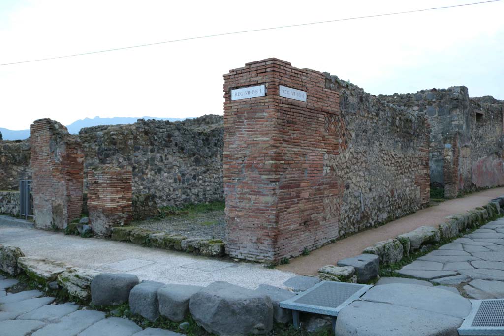 VII.1.34 Pompeii, on corner. December 2018. 
South-west corner of junction between Via Stabiana, lower left, and Via degli Augustali, on right. Photo courtesy of Aude Durand.

