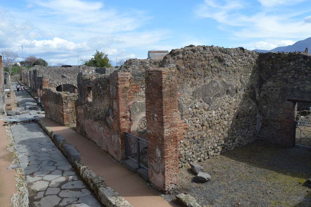 Via degli Augustali, Pompeii. March 2018. Looking east from VII.1.37, on right.
Foto Taylor Lauritsen, ERC Grant 681269 DÉCOR.

