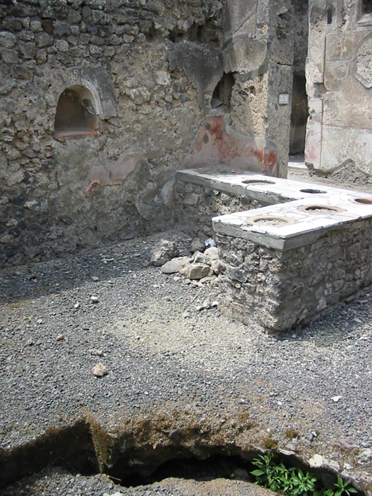 VII.1.39, Pompeii. December 2018. Niche in west wall of bar-room. Photo courtesy of Aude Durand.