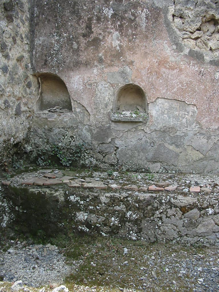 VII.1.39 Pompeii. December 2006. Arched niche in west wall of bar-room.