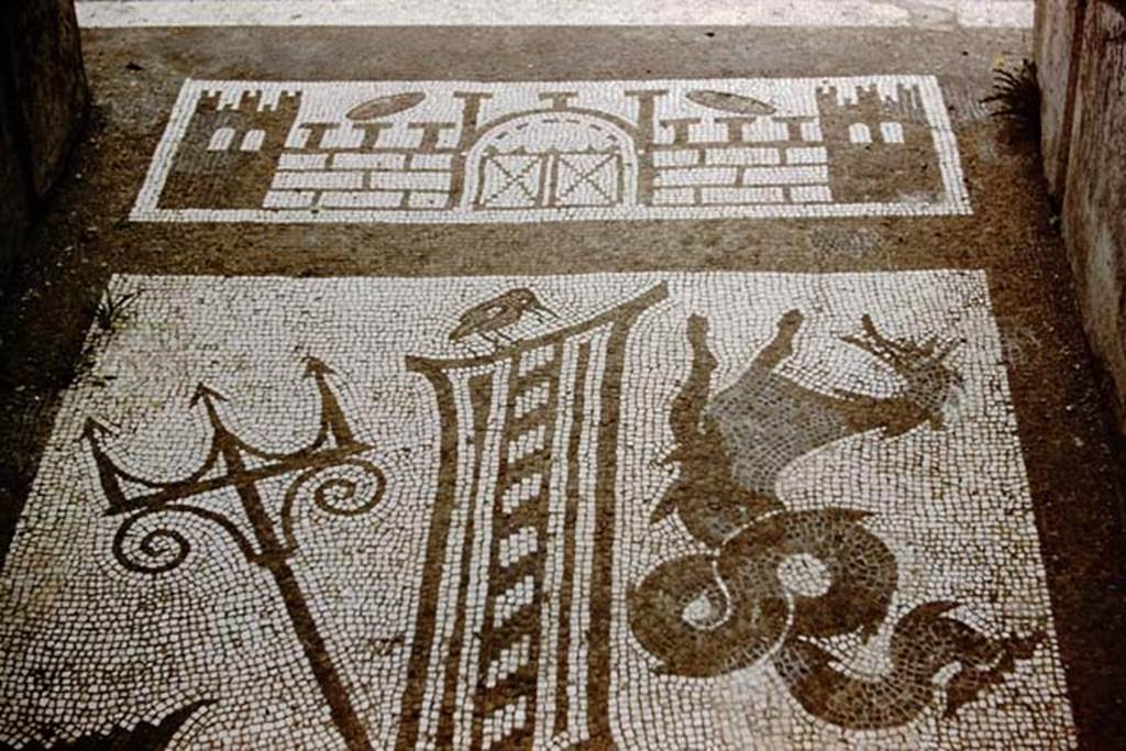 VII.1.40 Pompeii. September 2017. South end of mosaic, detail of bird using polychrome mosaic. Photo courtesy of Klaus Heese.