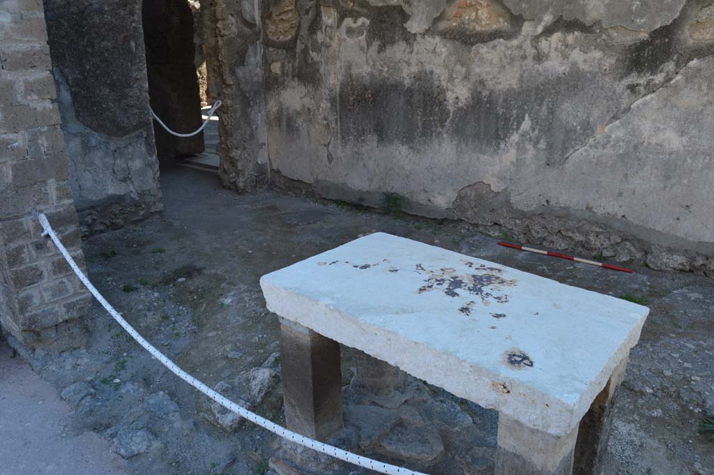 VII.1.41 Pompeii. October 2017. 
Looking south-east across table towards doorway from shop into room in VII.1.40.
Foto Taylor Lauritsen, ERC Grant 681269 DÉCOR.

