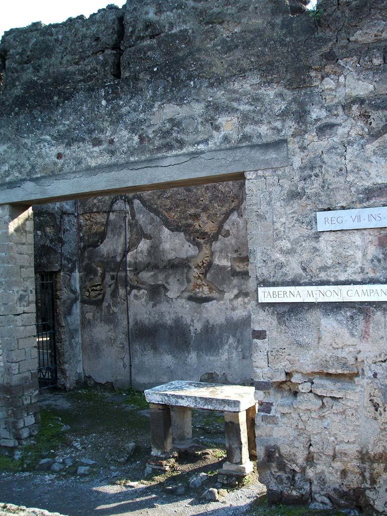 VII.1.41 Pompeii. December 2004. Entrance and stone table, looking south.