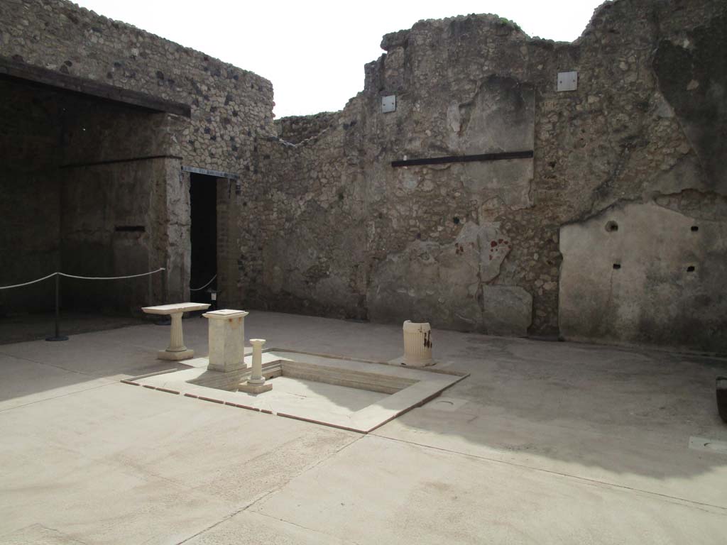 VII.1.25 Pompeii. April 2018. Looking east across atrium 3, at the rear left is the tablinum 6, and room 5, at the rear on right.
Photo courtesy of Ian Lycett-King. 
Use is subject to Creative Commons Attribution-NonCommercial License v.4 International.
