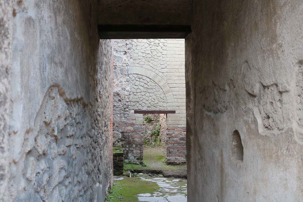 VII.1.47, Pompeii. December 2018. 
Looking north in Corridor 9, from atrium towards kitchen area, see VII.1.46. Photo courtesy of Aude Durand.
