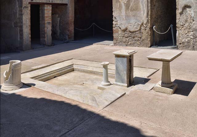 VII.1.47 Pompeii. May 2017. Room 11 on west side of atrium, looking towards west wall with window onto Vicolo del Lupanare. Photo courtesy of Buzz Ferebee.

