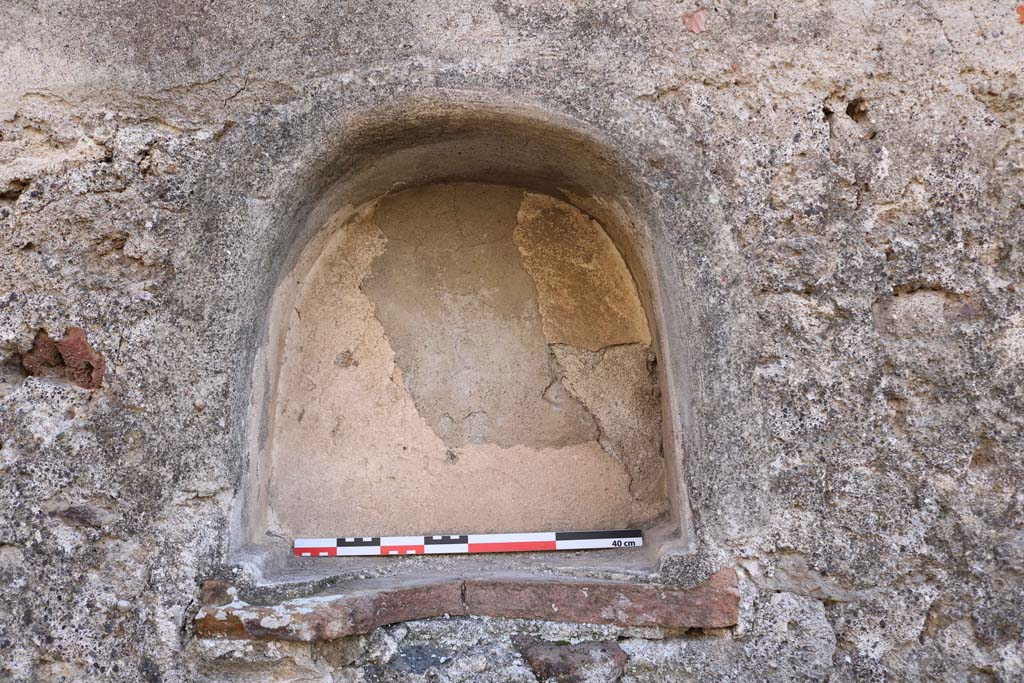 VII.1.49, Pompeii. December 2018. Detail of niche set into south wall. Photo courtesy of Aude Durand.
