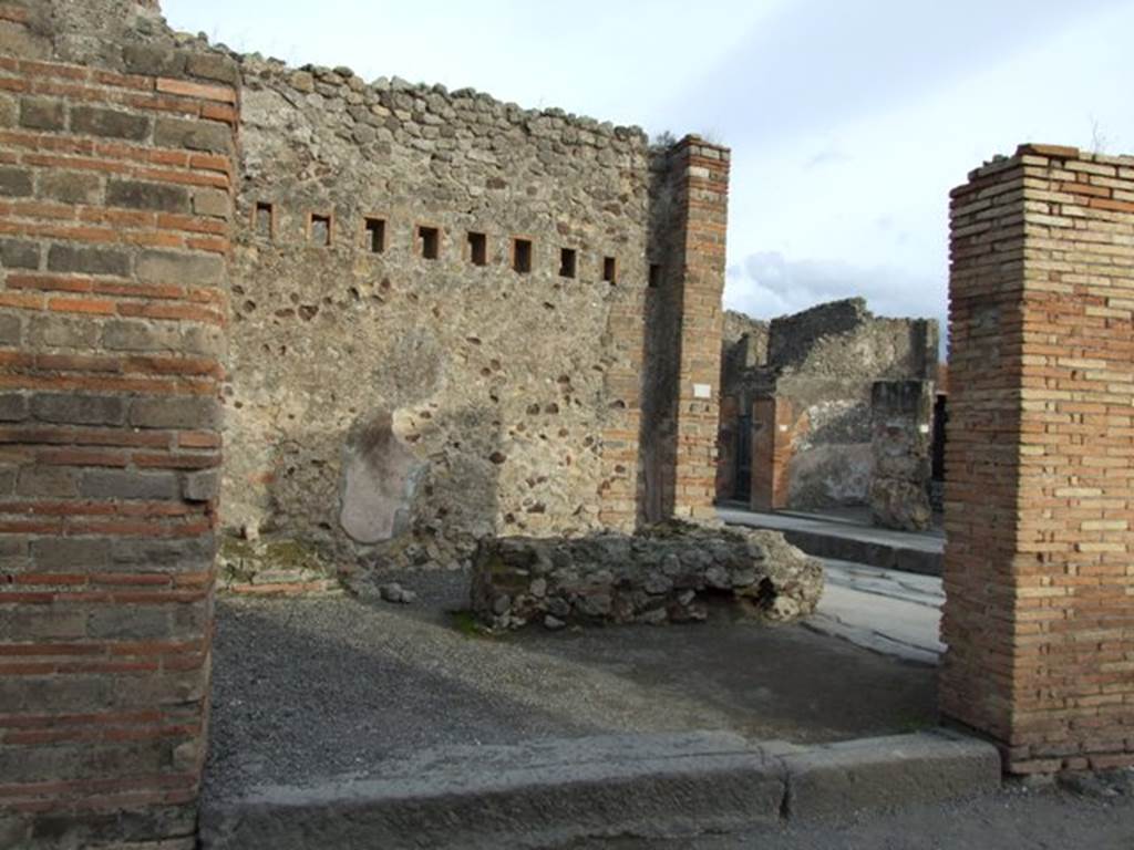 VII.1.62 Pompeii. December 2007. Entrance on corner of Vicolo del Lupanare and Via dell’Abbondanza.