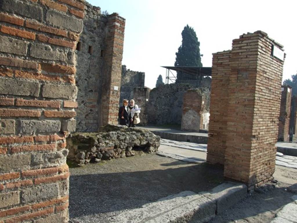 VII.1.62 Pompeii.  December 2007.  Entrance looking through to VII.1.1.