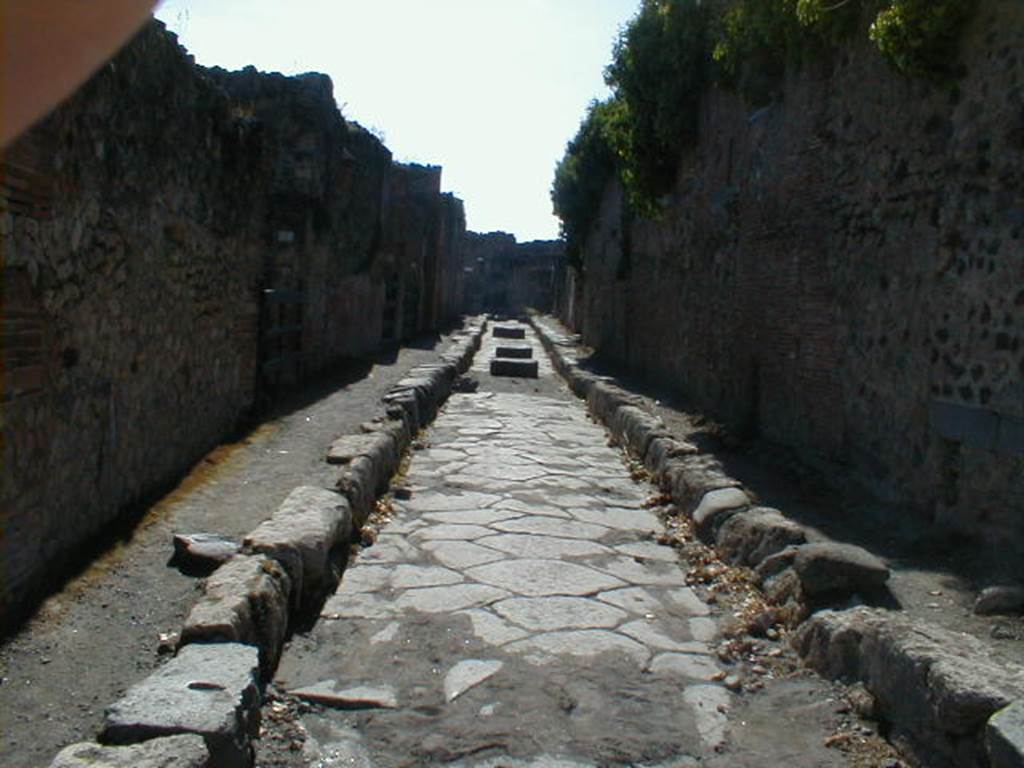 Pompeii. Via degli Augustali looking west from Via Stabiana at side wall of VII.2.1 (on right)
