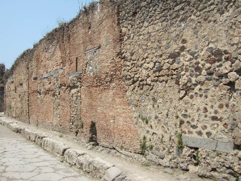 Pompeii. May 2005. Side wall of VII.2.1 and VII.2.3, showing blocked doorways.