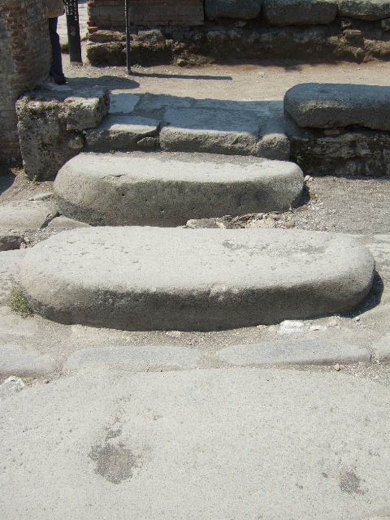 Pompeii. May 2006. Stepping stones on Via Stabia from IX.3.10 to VII.2.1