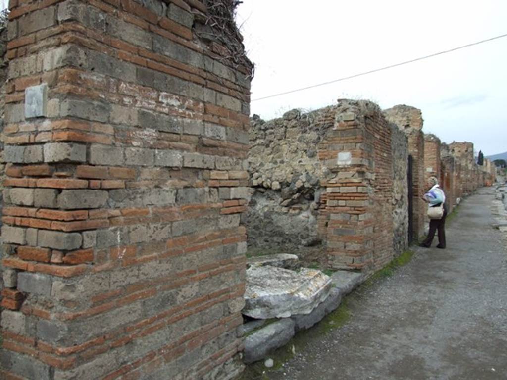 VII.2.5 Pompeii.  Shop.  December 2007.  Entrance on Via Stabia, looking north.