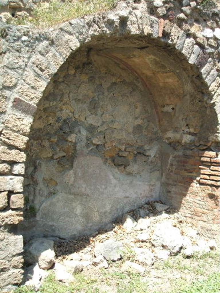 VII.2.7 Pompeii.  Shop.  May 2005.  Arched niche under masonry staircase on north wall.