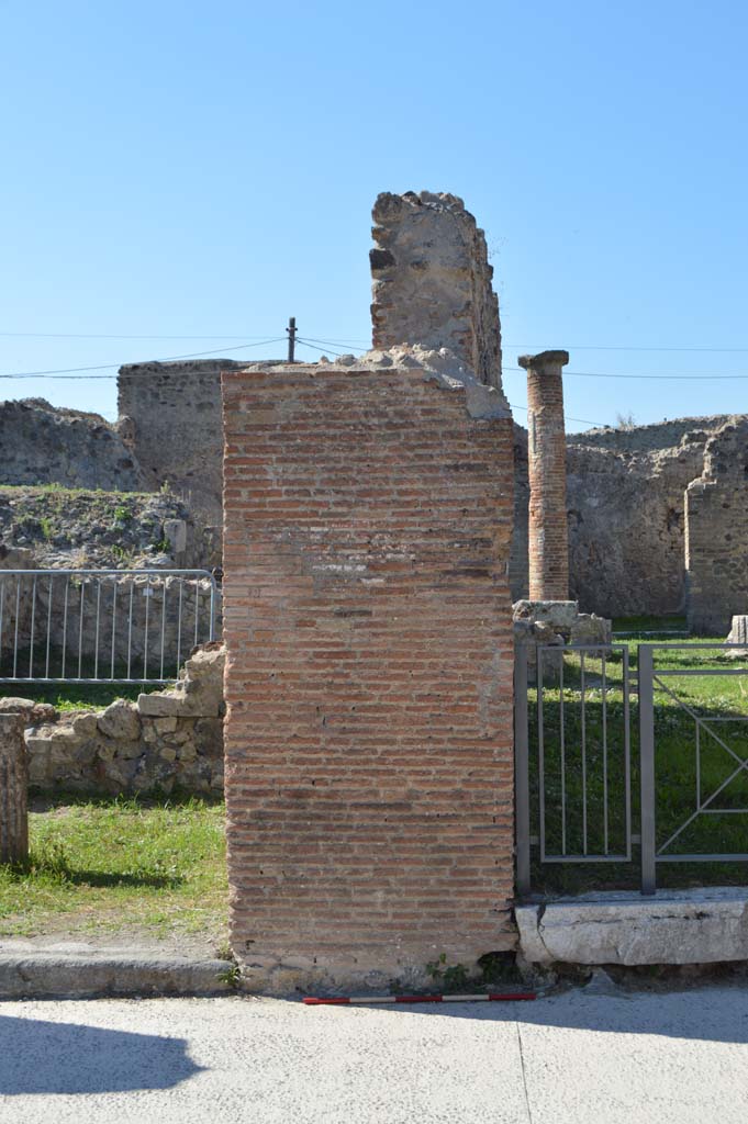 VII.2.11 Pompeii. October 2017. Looking west towards entrance doorway.
Foto Taylor Lauritsen, ERC Grant 681269 DÉCOR.
