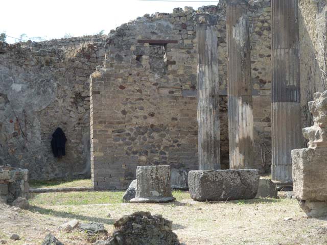 VII.2.11 Pompeii. September 2015. Looking west from south side of entrance doorway.