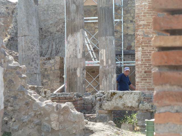 VII.2.11 Pompeii. September 2015. Looking west from north side of entrance doorway.
