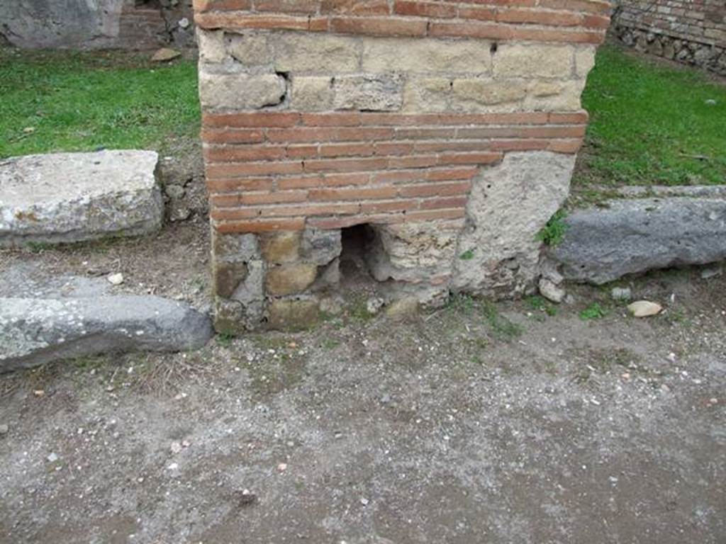 VII.2.13 Pompeii. December 2007. Exterior wall of pillar between VII.2.12 and VII.2.13 on Via Stabiana.