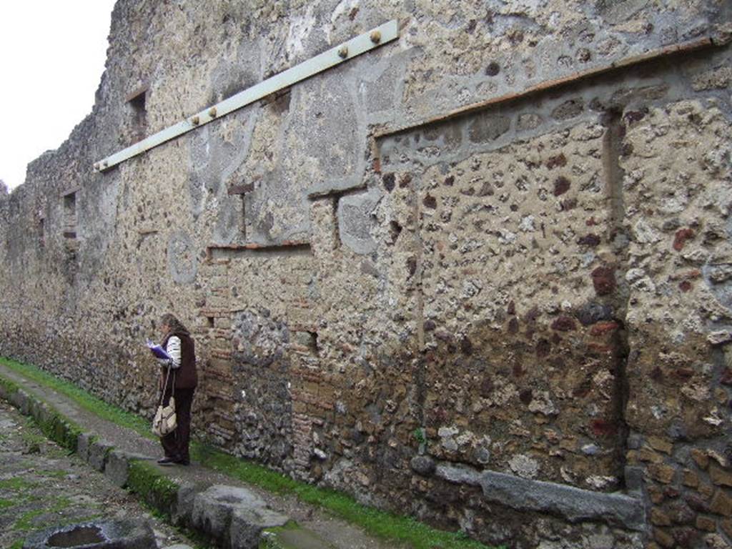 Pompeii. December 2005. Side wall of VII.2.15, looking east along Vicolo del Panettiere. 