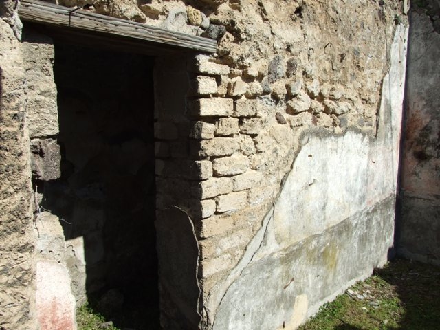 VII.2.16 Pompeii.  March 2009.  Room 7. Doorway and floor of east portico, with remains of mosaic floor.