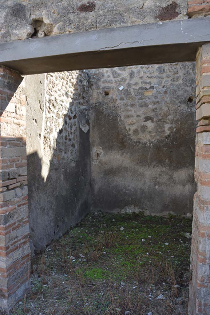 VII.2.16 Pompeii. October 2019. Cubiculum 16, looking south through doorway.
Foto Annette Haug, ERC Grant 681269 DCOR.
