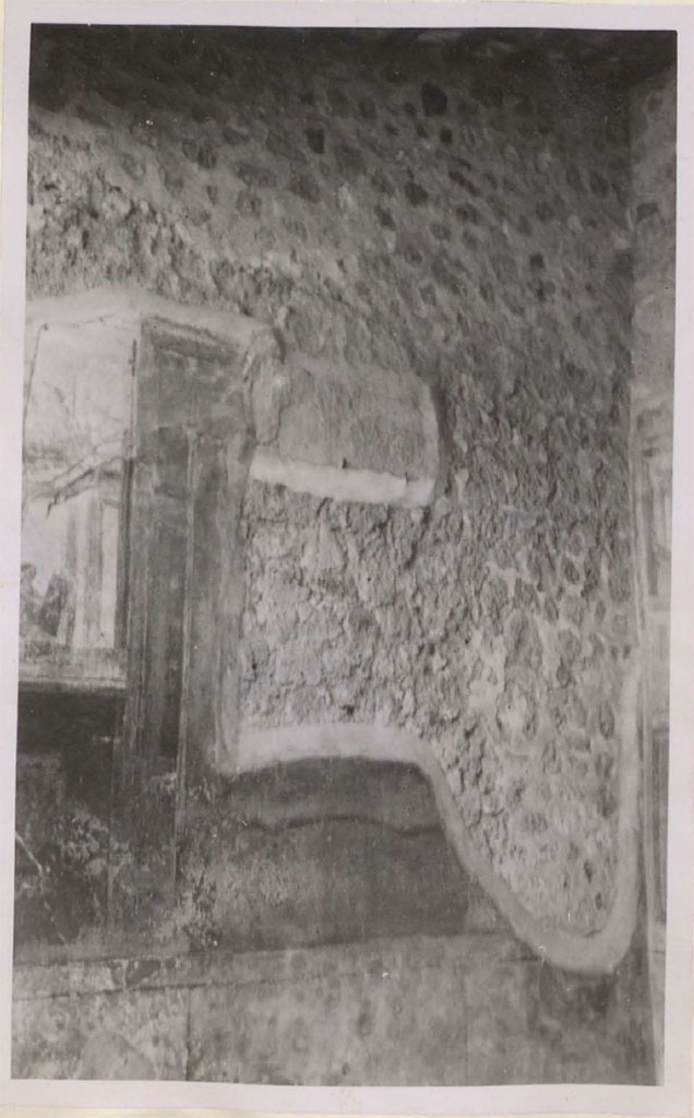 VII.2.16 Pompeii. Pre-1942. Room 17, east wall of exedra with site of painting of Theseus.
According to Warscher  the recess remained after the painting was removed and transferred to the Museum.
See Warscher, T. 1942. Catalogo illustrato degli affreschi del Museo Nazionale di Napoli. Sala LXXX. Vol.2. Rome, Swedish Institute.
