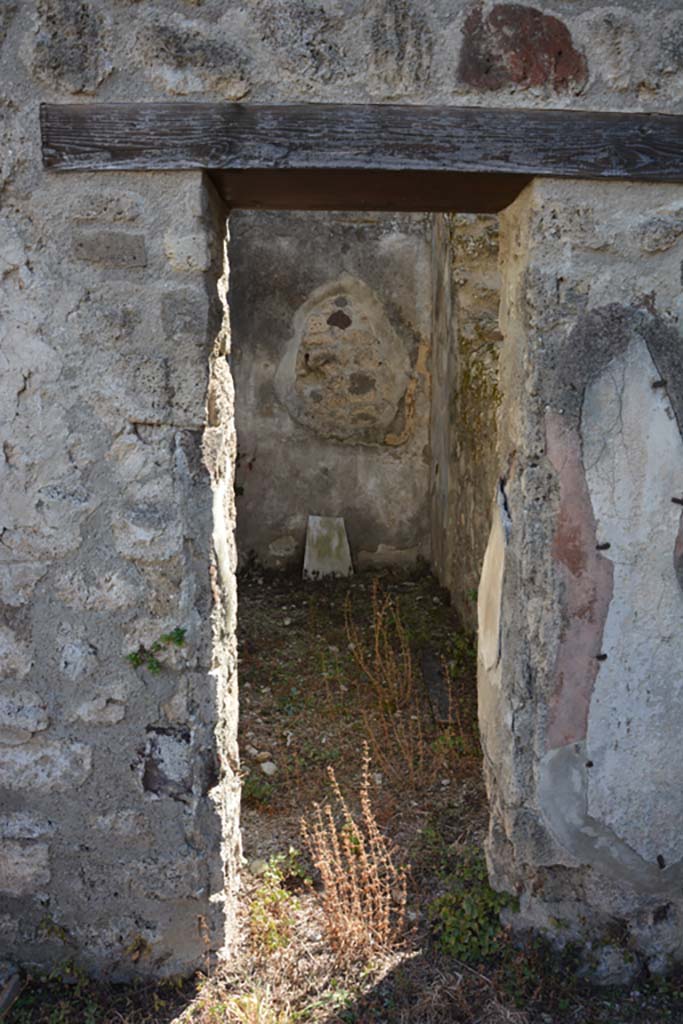 VII.2.16 Pompeii. October 2019. Room 18, looking south through doorway.
Foto Annette Haug, ERC Grant 681269 DÉCOR.


