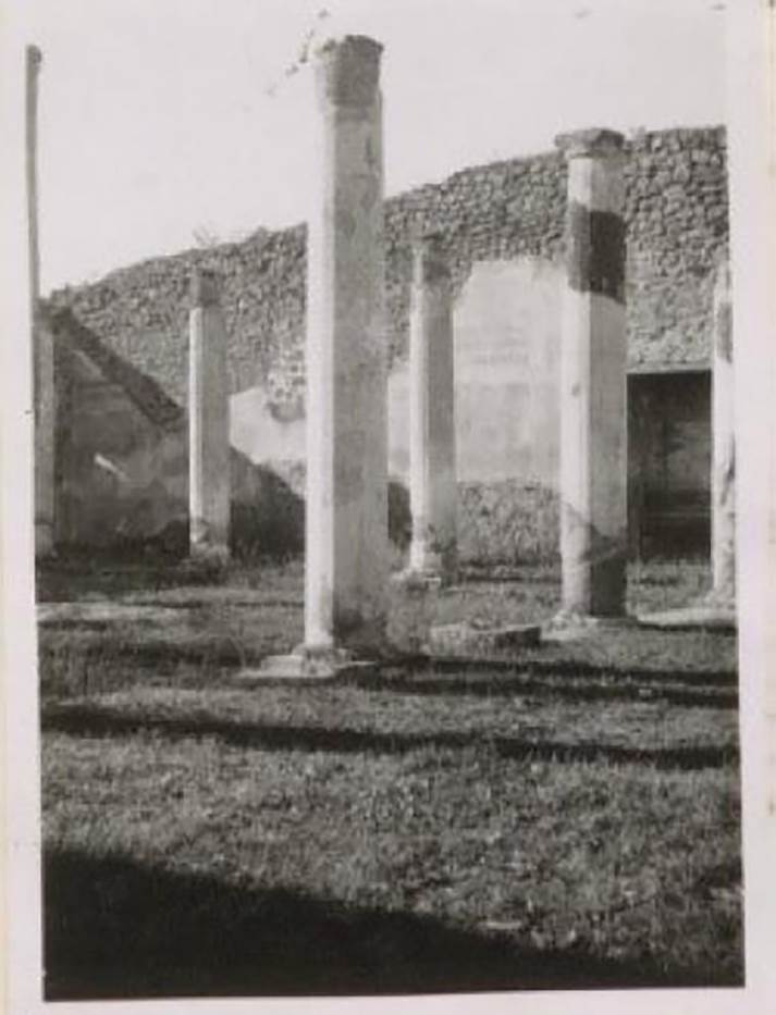 VII.2.16 Pompeii. Pre-1942. Looking towards west wall of peristyle garden, from north-east corner.
See Warscher, T. 1942. Catalogo illustrato degli affreschi del Museo Nazionale di Napoli. Sala LXXX. Vol.2. Rome, Swedish Institute
