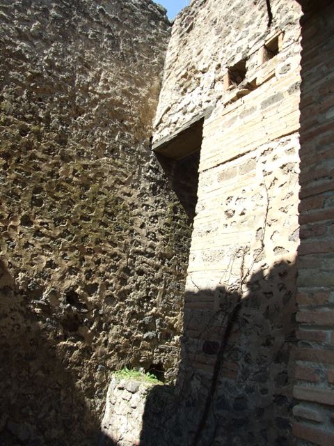 VII.2.18 Pompeii. October 2017. 
North-west corner of atrium, doorway to room 8 on left, and room 9 on right.
Foto Taylor Lauritsen, ERC Grant 681269 DÉCOR.
