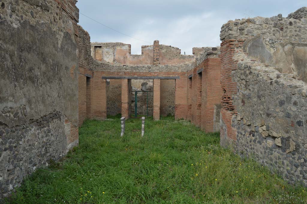 VII.2.18 Pompeii. October 2017. Room 10, looking north from tablinum, across atrium towards entrance doorway
Foto Taylor Lauritsen, ERC Grant 681269 DÉCOR.

