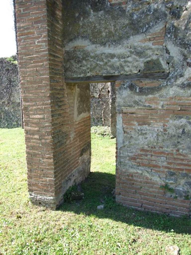 VII.2.18 Pompeii. March 2009. Room 10, west wall of tablinum. South end, with small doorway to room 21, triclinium.