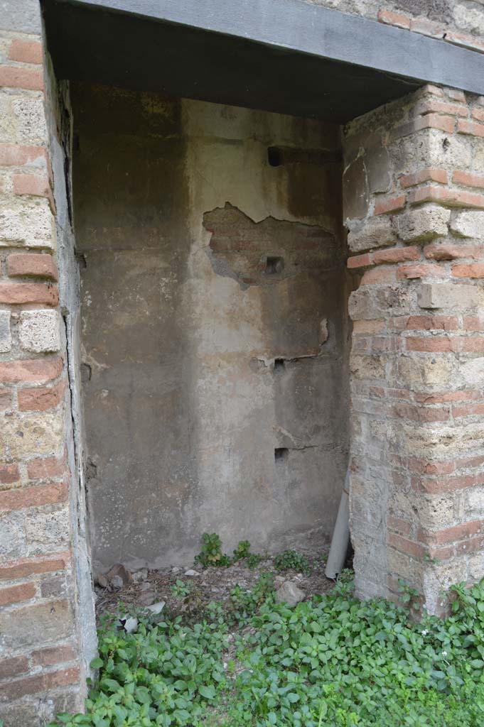 VII.2.18 Pompeii. October 2017.
Room 16, looking through doorway into small room or cupboard.
Foto Taylor Lauritsen, ERC Grant 681269 DÉCOR.
