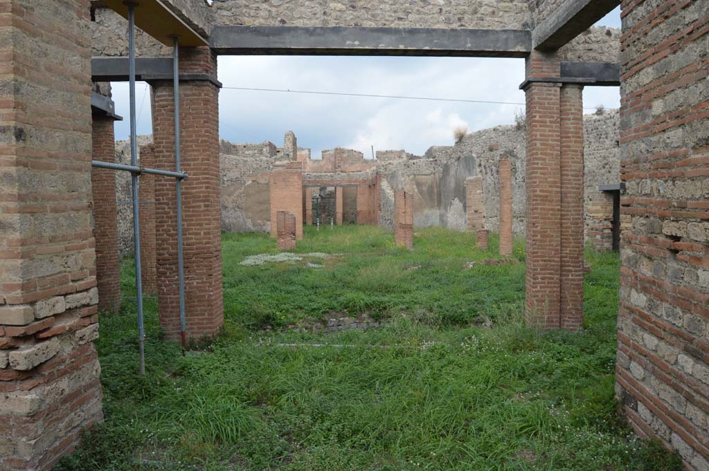 VII.2.18 Pompeii. October 2017. 
Looking north from exedra across south portico and peristyle towards atrium and entrance doorway.
Foto Taylor Lauritsen, ERC Grant 681269 DÉCOR.
